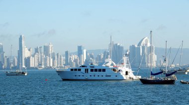 Amador Causeway arka büyüyen şehir Panama ile yakınındaki büyük yat ve birkaç tekneler demirli  