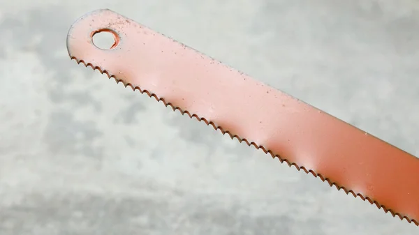 Bir Demir Testeresi Bıçak Bazı Pas Ile Yakın Çekim — Stok fotoğraf