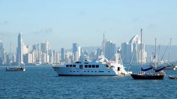 Amador Causeway arka büyüyen şehir Panama ile yakınındaki büyük yat ve birkaç tekneler demirli  