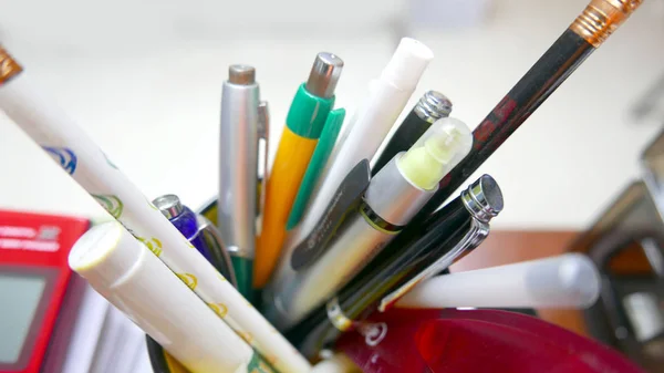 Plan Macro Conteneur Rempli Stylos Crayons Sur Bureau — Photo