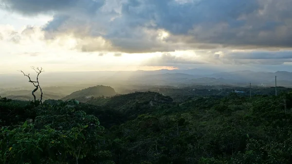 Dağ bölge merkezi Panama üzerinde güzel gün batımı                               