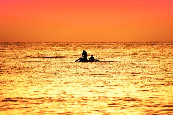 Küçük Tekne Siluet Iki Kırsal Balıkçı Ile Sabahın Erken Saatlerinde — Stok fotoğraf