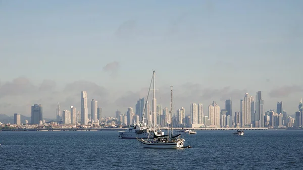 Barcos Lujo Anclados Mar Con Impresionante Horizonte Ciudad Panamá Fondo — Foto de Stock