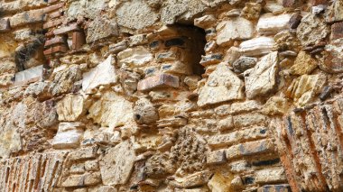  Arka plan olarak çok eski bir taş ve tuğla duvarına yakın çekim                              