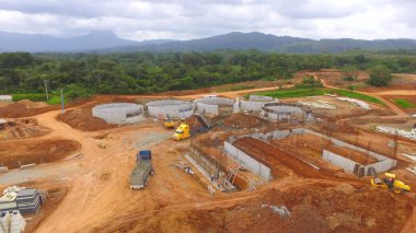  Bir şantiye ile hava görünümünü boşaltma hammadde römorkları