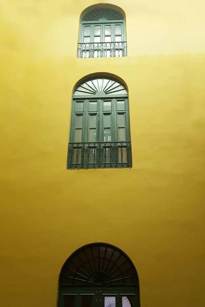 Έναν Τοίχο Τρία Επίπεδα Πόρτες Δείχνει Ένα Ισπανικό Αποικιακό Στυλ — Φωτογραφία Αρχείου