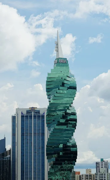 巴拿马城 巴拿马 2016年12月8日 塔是巴拿马城的一座办公楼 Emporis 在2011年最佳的摩天大楼中选择了 塔十年 — 图库照片