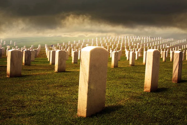 Militaire Begraafplaats Vroege Uurtjes Van Ochtend Met Een Dramatische Hemel — Stockfoto