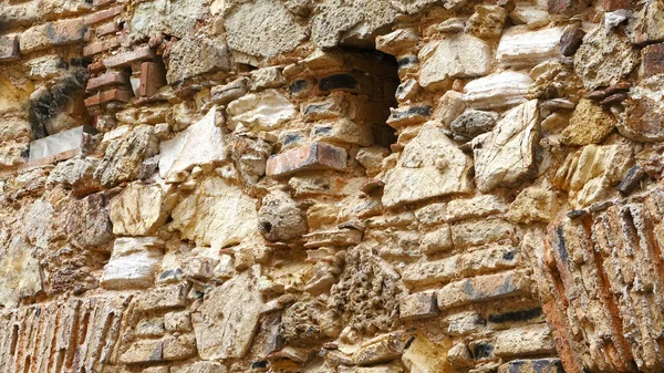  Arka plan olarak çok eski bir taş ve tuğla duvarına yakın çekim                              