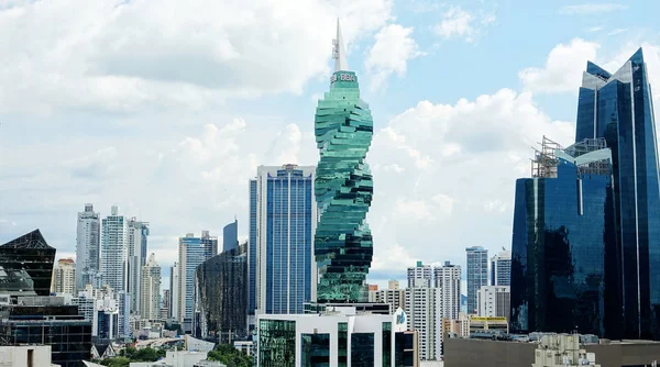  Panama City, Panama-Aralık 8, 2016: The F ve F Tower olduğunu Panama City'deki bir ofis kulesi. Emporis yılın en iyi on en iyi gökdelenler arasında F ve F kule 2011 yılında seçilen.                         