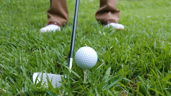 Close Golf Ball Golfer Out Focus — Stock Photo, Image