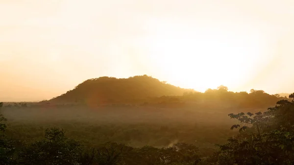 Solen Stiger Bakom Ett Berg Början Dimmig Morgon — Stockfoto