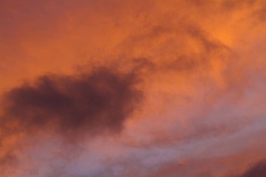 Bir yaz gün batımı sırasında canlı bulutları yakın çekim