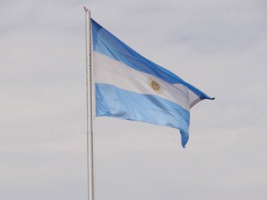  Parlak gökyüzü Buenos Aires city karşı uçan büyük Arjantin bayrağı                             