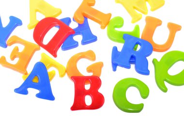 Plastik harf Abc izole beyaz bir arka plan üzerinde gösterilen yakın çekim