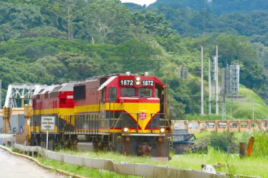 Panama-Panama-Eyl 19, 2013: Panama Kanalı olan Orta Amerika Pasifik Okyanusu'nda Atlantik Okyanusu bağlamak için Panama Kanalı, paralel bir demiryolu hattı