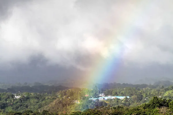 Vacker Regnbåge Över Bergsstad Regionen Central Panama — Stockfoto