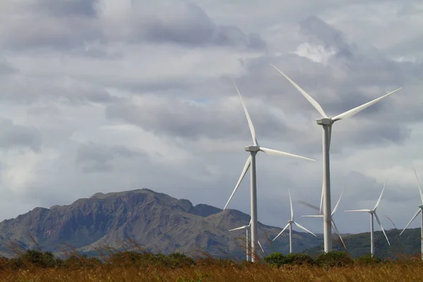 Weergave Van Een Windmolenpark Voor Turbine Met Mountais Wolken Achtergrond — Stockfoto