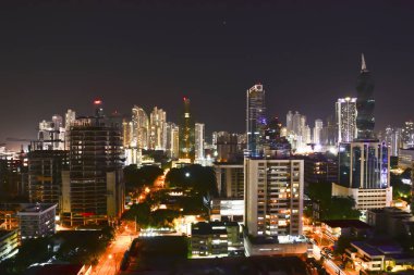  Panama City-Panama-Dec 20, 2014: Geceleri şehir merkezinde tüm yüksek katlı kuleleri ile Panama City modern siluetinin görünümü.     