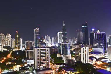  Panama City-Panama-Dec 20, 2014: Geceleri şehir merkezinde tüm yüksek katlı kuleleri ile Panama City modern siluetinin görünümü.     