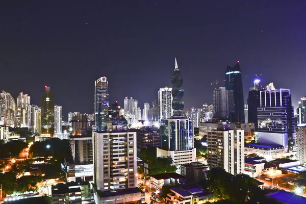  Panama City-Panama-Dec 20, 2014: Geceleri şehir merkezinde tüm yüksek katlı kuleleri ile Panama City modern siluetinin görünümü.     