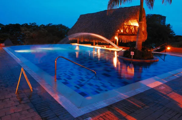 Resort Schwimmbad Der Nacht Angeschossen — Stockfoto