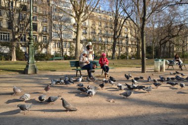   Paris, Fransa, 19 Ocak 2017: Eyfel Kulesi gerekçesiyle turistlerle çok popüler olan