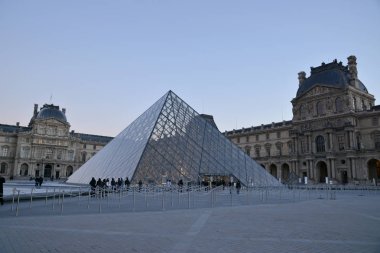 Paris, Fransa - Ocak-18, 2017: Kristal piramit Louvre giriş, ünlü Fransız Müzesi ve popüler turist hedef.