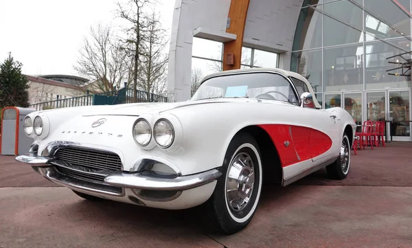Paris-Fransa-Ocak 25, 2017:1958 Chevrolet Corvette Cabrio, 1958 model yılı ve izlemek tüm dört maruz kalan dört-Far tedavi ve tanınmış ızgara vardı.                              