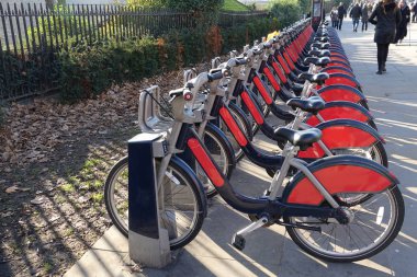  Kiralık bisiklet bir sokakta bir grubu görünümünü                              