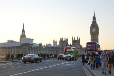Londra, İngiltere, 21 Ocak 2017: Westminster Bridge bir yol ve ayak trafik Londra'da Thames Nehri üzerinde köprüdür