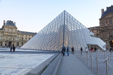 Paris, Fransa, Ocak, 18, 2017: Kristal piramit Louvre giriş, ünlü Fransız Müzesi ve popüler turist hedef.