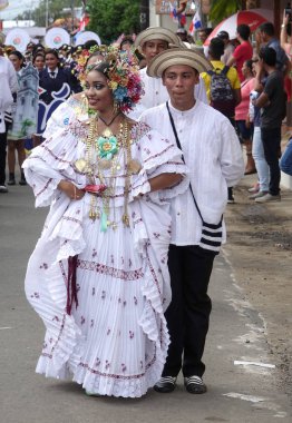 Los Santos-Panama, 2017: Panama yılında, el yapımı polleras festivaller veya kutlamalar sırasında giyilir