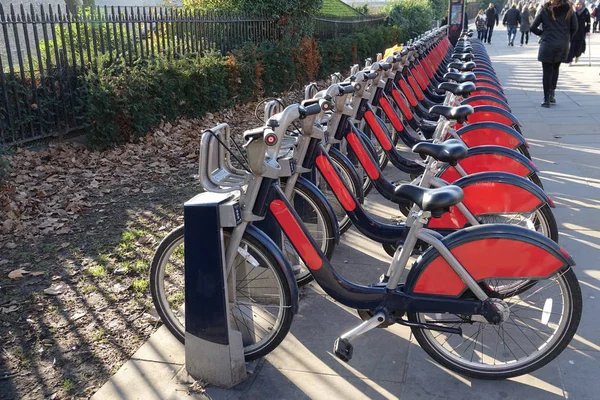  Kiralık bisiklet bir sokakta bir grubu görünümünü                              