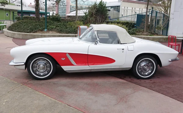 Paris, Fransa, Jan 25, 2017:1958 Chevrolet Corvette Cabrio, 1958 model yıl ve izlemek tüm dört maruz kalan dört-Far tedavi ve tanınmış ızgara vardı.       