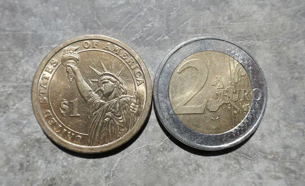 Close Van Een Munt Van Dollar Een Twee Euromuntstuk — Stockfoto