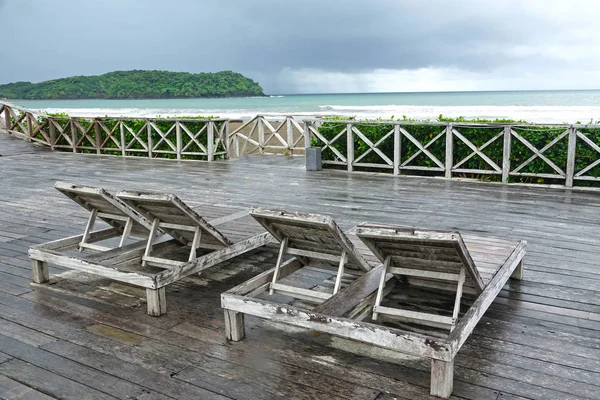 Trä Däck Med Stolar Tropisk Strand Som Blickar Mot Stillahavskusten — Stockfoto