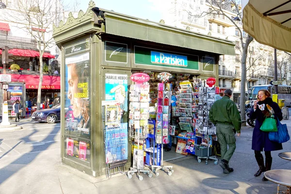Paris-Fransa, Ocak 19-2017: gazete-dergi standları Paris kentsel peyzaj renkli bir parçası olan. 