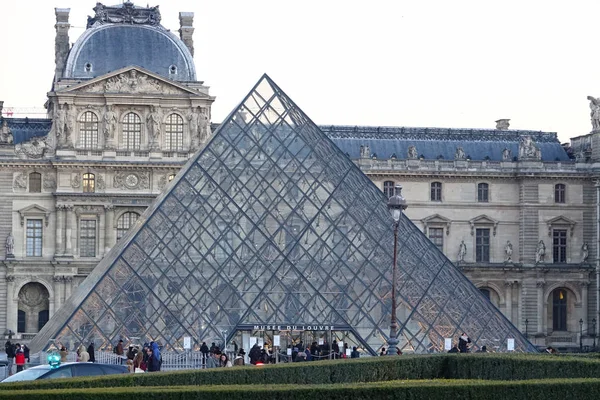 Paris França Janeiro 2017 Pirâmide Cristal Entrada Louvre Famoso Museu — Fotografia de Stock