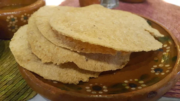 Close Van Een Klei Kom Gevuld Met Maïs Tortilla — Stockfoto