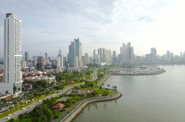 Panama City ve Cinta Costera Boulevard güzel Skyline havadan görünümü