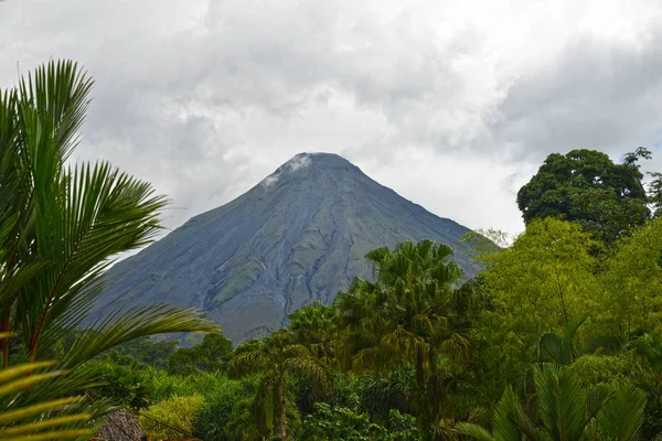 Güzel Arenal volkan La Fortuna, Kosta Rika yakınındaki görünümünü.