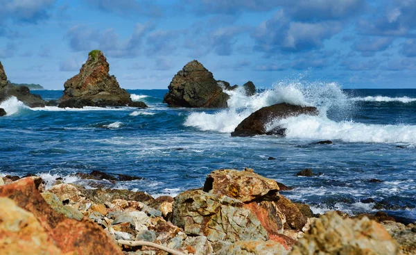 Beautiful View Waves Breaking Rocks Beach Vibrant Blue Sky — Stock Photo, Image