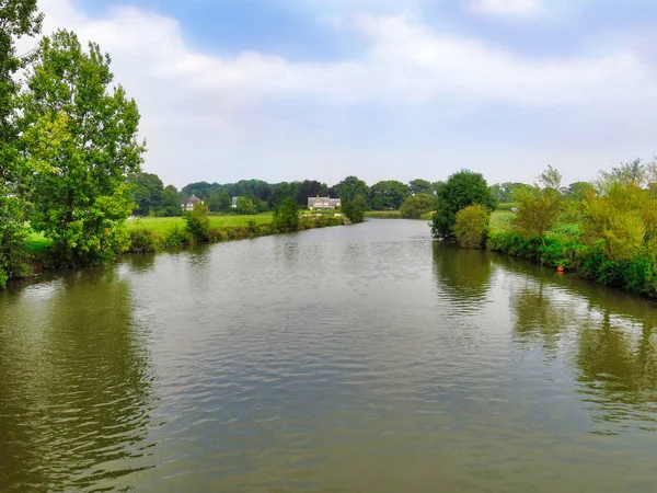 Bazı tarım arazisi boyunca Belçika Leie Nehri'nin güzel manzara