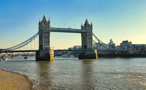 Londra-İngiltere-Jan-21, 2017: Tower Bridge kombine Baskül ve asma köprü Londra İngiltere 1886-1894 yılında yaptırılmıştır.