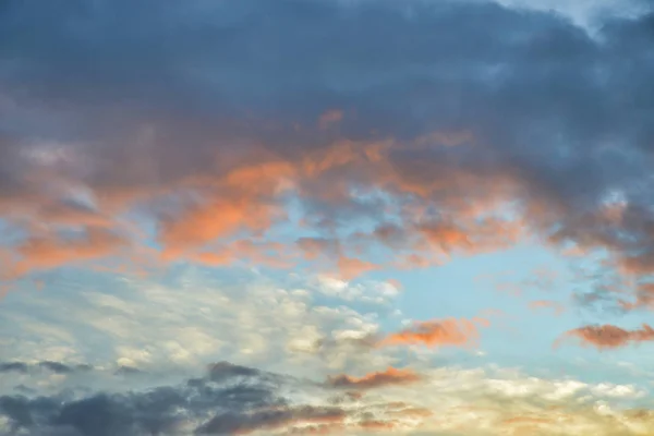美丽的夏日 Cloudscape 充满生机的色彩填满天空 — 图库照片