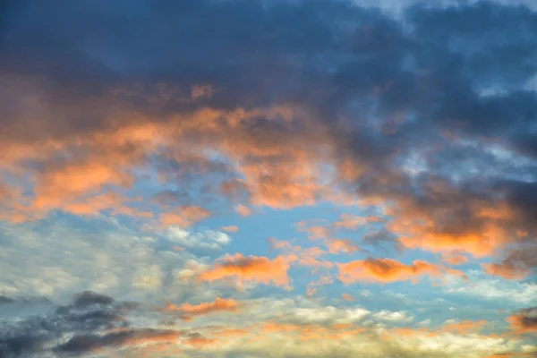 Schöne Sommerwolkenlandschaft Mit Leuchtenden Farben Die Den Himmel Füllen — Stockfoto
