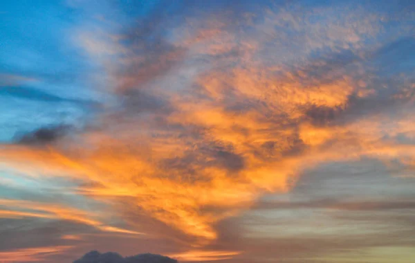 Prachtige Zonsondergang Met Een Kleurrijke Lucht Vol Levendige Kleuren — Stockfoto