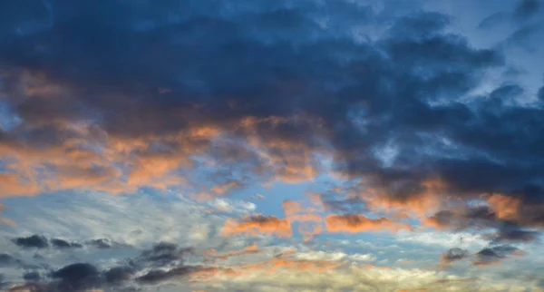 美丽的夏日 Cloudscape 充满生机的色彩填满天空 — 图库照片