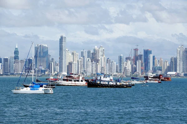 Barcos Yates Bahía Panamá Con Skyline Ciudad Panamá Fondo — Foto de Stock